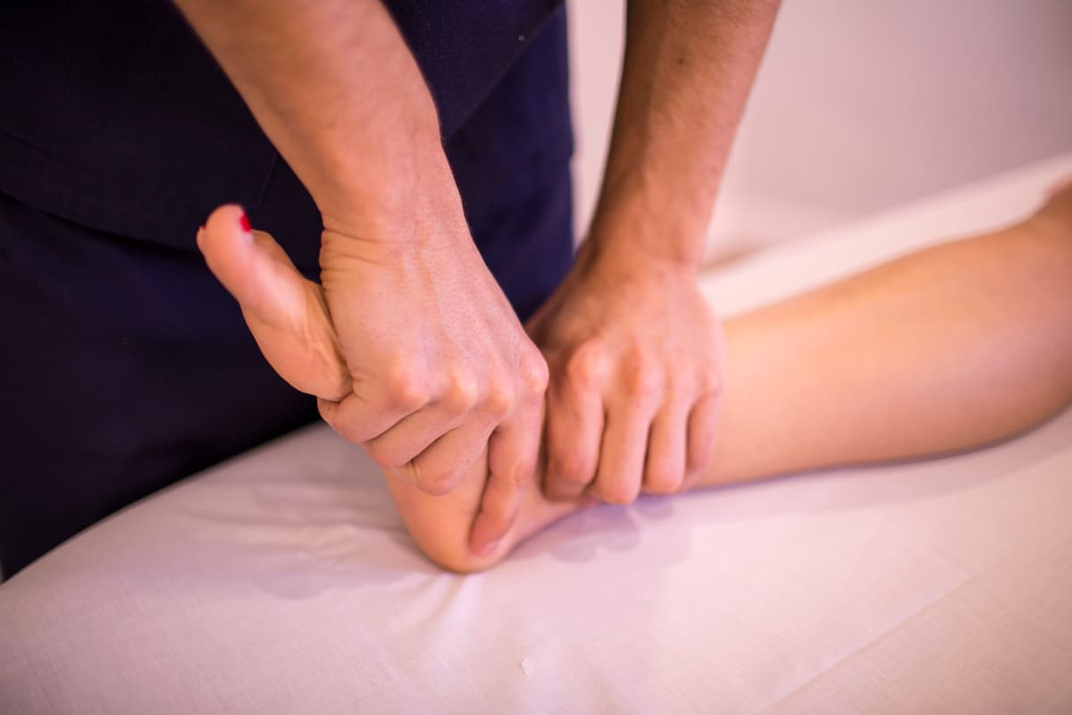 Persona con dolor en la rodilla